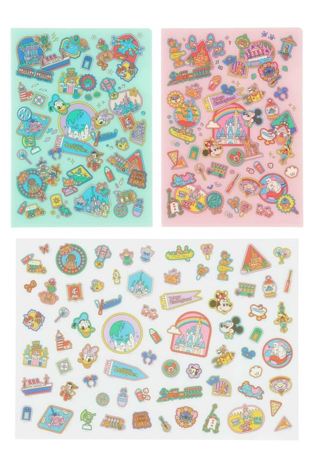 クリアホルダー&ステッカー 1,000円｜東京ディズニーリゾート パークモチーフグッズ｜販売店舗：東京ディズニーランド「グランドエンポーリアム」、東京ディズニーシー「イル・ポスティーノ・ステーショナリー」｜発売日：2025年12月11日（木）