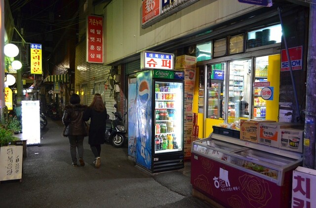 【気になる韓国、ソウルの今vol.35】シュポの外観はひと昔前の日本の食料雑貨店のよう