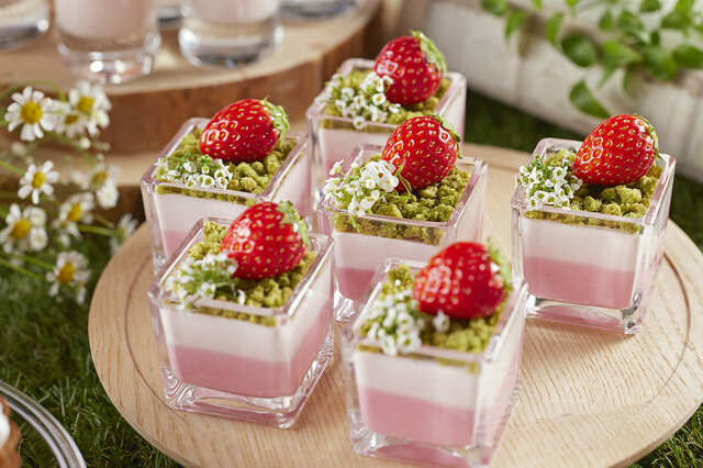 【ストロベリースイーツブッフェ -Magical Strawberry Field-】「いちご畑 抹茶のシュトロイゼルとストロベリーチーズムース」
