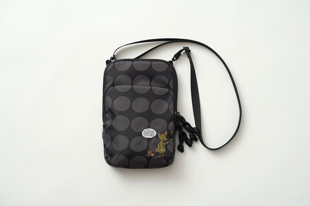 【スナフキン刺繍のスマホショルダーバッグ】価格:5,940円、カラー:ブラック