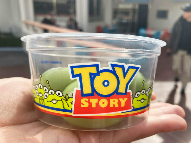 こちらが「リトルグリーンまん」400円! カップも可愛い。【春ディズニー「格安&激かわグルメ」】