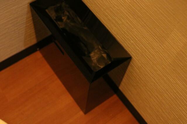 【山崎実業(Yamazaki)トラッシュカン ワイド ブラック】狭いトイレにも置けちゃうコンパクトさ