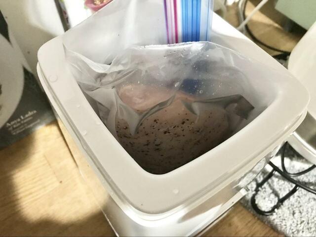 【REDHiLL　ヨーグルトメーカー】ヨーグルトメーカーの中にお湯を入れています