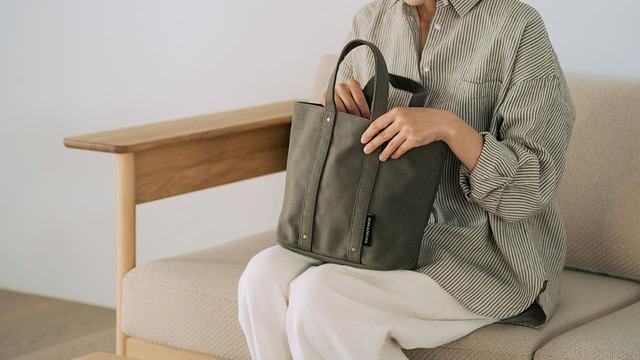 【DEAN ＆ DELUCA　コットントートバッグ　カーキ　Sサイズ】開閉はマグネットボタン式。見た目もスマートです◎