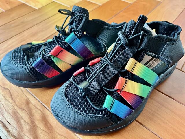 【ワークマン　フィールドサンダルアドバンス】レインボーはテープの色味が1足ずつ異なるので、店舗で好みの色合いを選ぶのもおすすめ！