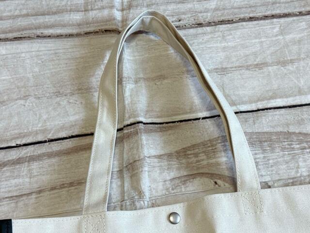 持ち手は長めで肩がけもラクラク可能