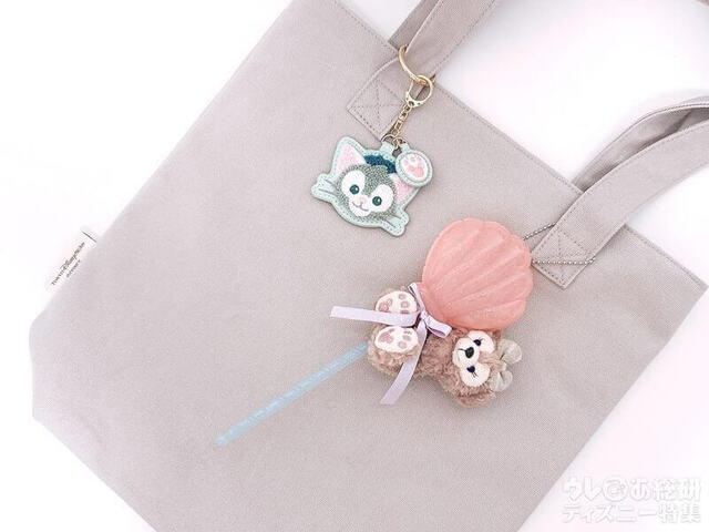 同時発売のサガラ織のキーチェーン・ぬいぐるみスティック着用例