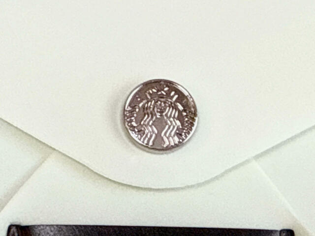 スナップボタンにはサイレンロゴの刻印入り