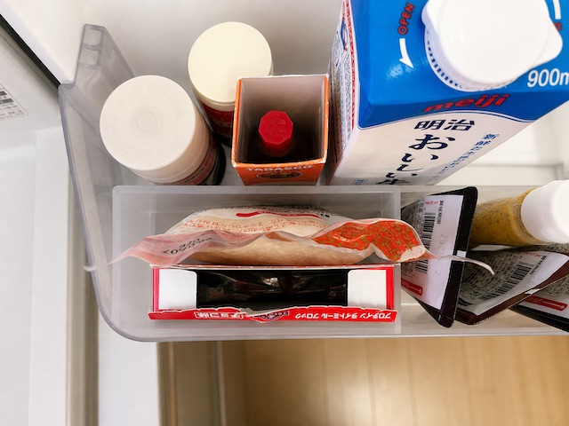 【無印良品 メイクボックス用スタンド】パレットスタンドには、パウチ状のパッケージのものを2個入れました