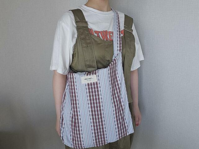 【niko and…　オリジナル2WAYテープトートバッグ】軽量素材を使用しているため、荷物をたくさん入れても肩への負担が少ないのも嬉しいポイント！