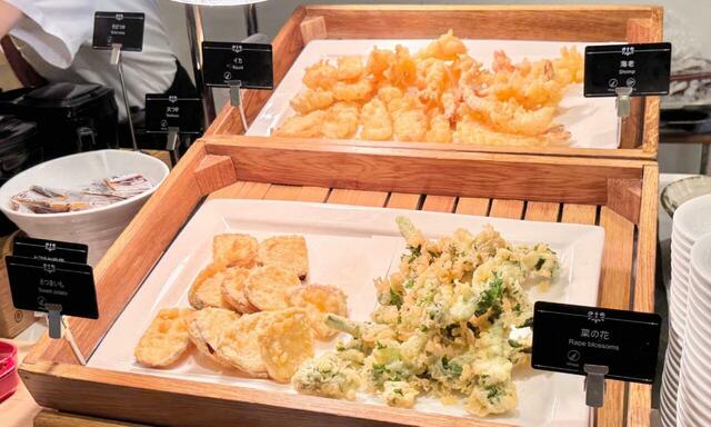 【レストラン グランサンク　天ぷら】サックサクに揚げられた、エビ、いか、菜の花、サツマイモの天ぷら