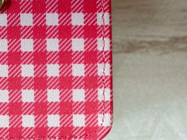 素材は高級感のある合成皮革