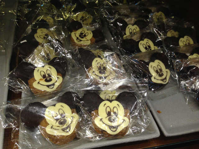 ミッキーシェイプのクッキー。ウル・カフェで売ってます。