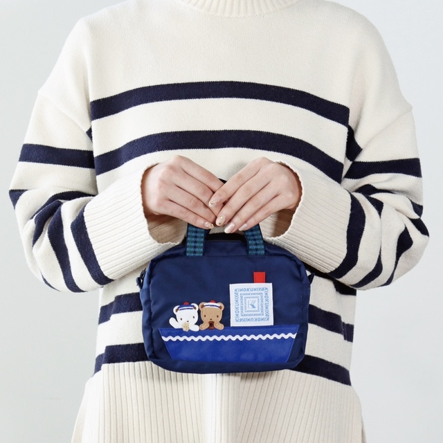 【familiar×紀ノ国屋　ポーチ】約タテ13×ヨコ17×マチ4.5cm。リップや鍵、ハンドクリームなど持ち歩きたい小物の収納にちょうどいい大きさです◎