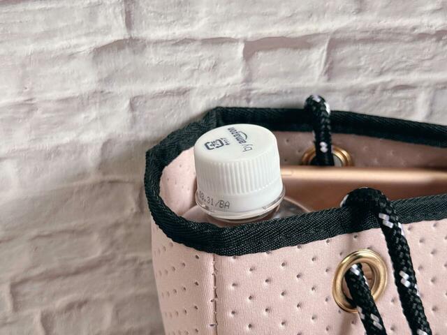 550mlのペットボトルはやや飛び出してしまうため、気になる方は横に倒して収納しましょう