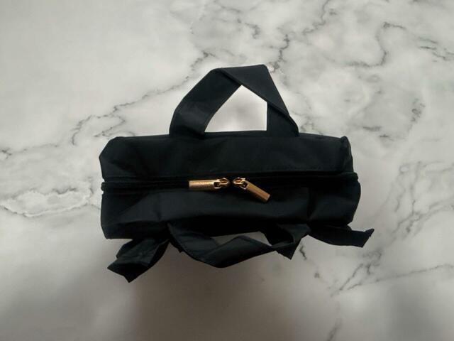 上部にWファスナー付き