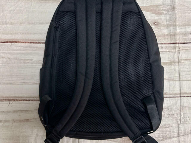 ショルダーストラップは八の字仕様で、体に寄り添う工夫が凝らされています