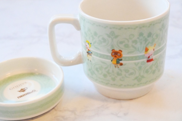 【ゴディバ meets どうぶつの森 アソートメント/Blue 6粒入 フタ付きティーマグカップセット】カップの周りには8体のキャラクターがデザインされています