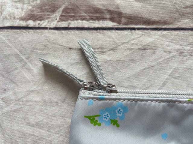 ファスナーで開閉する仕様