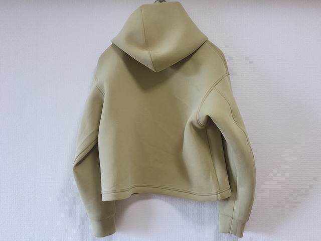 【ユニクロのウルトラストレッチドライスウェットプルパーカ】袖が長く、腕長効果も！