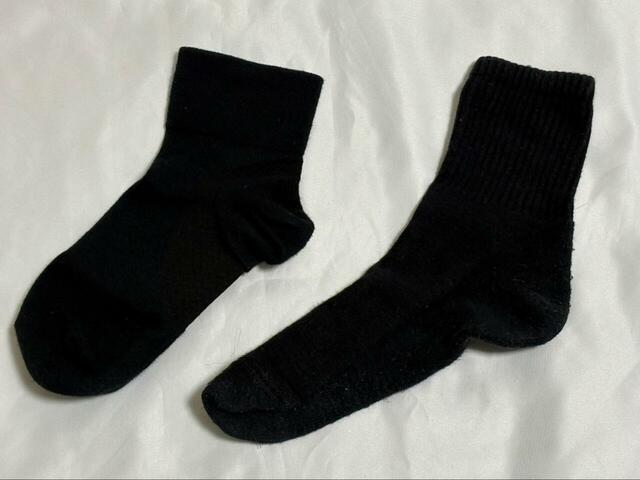 【ワークマン　レディースアーチパワーアシストレギュラー先丸靴下】左:ワークマン／右:UNIQLO 見た目はそこまで違いはありません