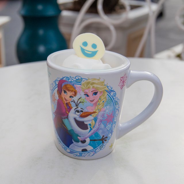 オレンジ風味のミルクムース、スーベニアカップ付き｜東京ディズニーランド 2016年「アナとエルサのフローズンファンタジー」｜撮影：YOSHI