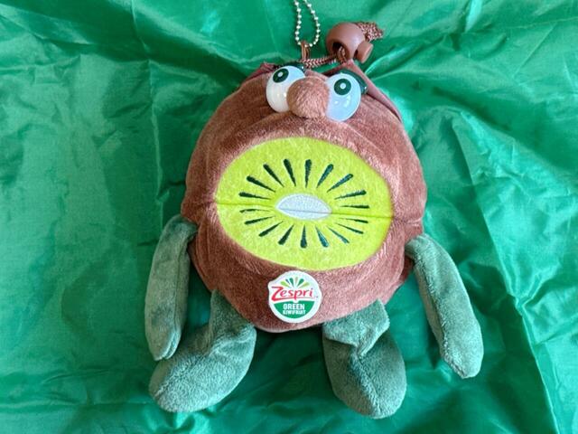 あんぐりお口を開けた、なんともいえないお顔がキュートなキウイブラザーズのぬいぐるみ付き！