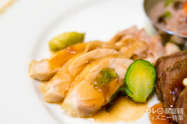 スチームチキン ラズベリーソース｜“ミニーのプレシャスモーメント・ウィズ・ユー”ランチブッフェ／ディナーブッフェ｜東京ディズニーランドホテル「シャーウッドガーデン・レストラン」