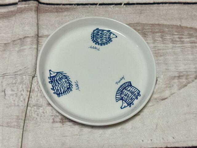 【cookpad plus 2025年春号付録】もうひとつのお皿もはりねずみ3きょうだいが揃っているデザインです◎