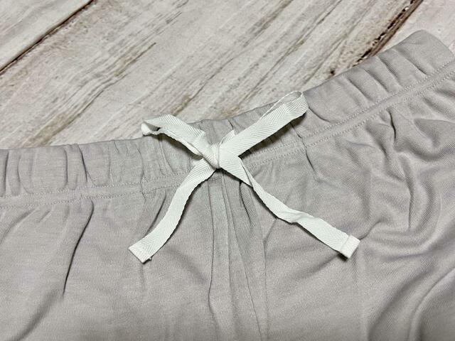 ウエストは紐で調整可能なのもうれしいポイント！