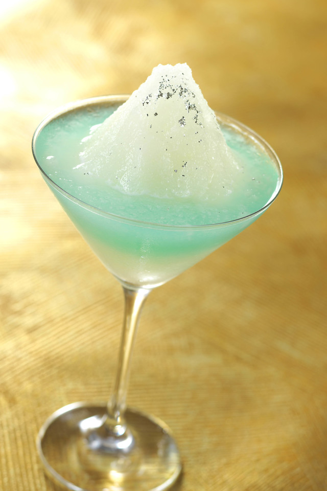 季節のおすすめカクテル 1,300円｜ハイピリオン・ラウンジ｜ディズニーアンバサダーホテル