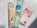 【ダイソー ウッドスティック つめやすり（細&粗目）2コ入 ネイル接着テープ（小さい爪用）】基本的な道具はダイソーで購入できます