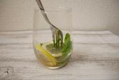 【虫除けハーブ ミントを使ったおすすめ料理：ノンアルコールモヒート】2.フォークでつぶします