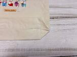【シルバニアファミリー トートバッグ（ドーナツ）】サイズは約高さ36×幅35×マチ9cm。A4サイズの書類やノートPCが収納できるサイズ感です