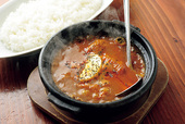 Hot Spoon（五反田）　インドチキンカレー 820円　クミンやターメリックなど10種類以上のスパイスを効かせつつ、辛味は抑えたマイルドな味わい。