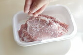 【ヤンニョム豚テキ】豚肉は砂糖をまぶしてもみ込んで10分ほどおき、塩と片栗粉をまぶす。