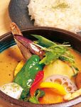 スープカレーの名店／Rojiura Curry SAMURAI. 下北沢店（下北沢）　ひき肉温玉納豆と野菜 1180円