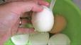 【漬けたまご】流水の中ならつるんとむける