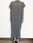 【coca エンボスボートネックワンピース】カラーはBROWN、GRAY、BLACKの3展開です
