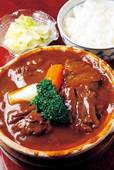 シチューの店 エルベ（東京／東銀座） ビーフシチューランチ 1500円 大きな牛肉が入った人気のシチューは、土鍋でぐつぐつと煮えた状態で提供される。