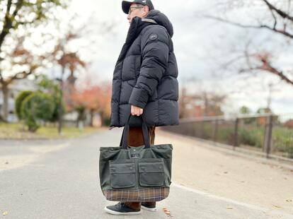 定番ジャケットと同じ素材で作られた、バブアーの「3WAYトート」。経年