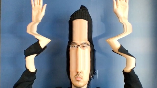 《SUPER SLIT-SCAN》 渡邊敬之（北千住デザイン） ©takayuki WATANABE (Kitasenju Design)／作品の中に自分の姿が入り込むと、時空がゆがんだように次々と不思議な変化を見せます。