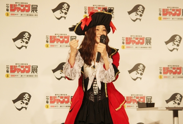 身振り手振りを交えて“ハイキュー!!愛”を語る足立梨花さん