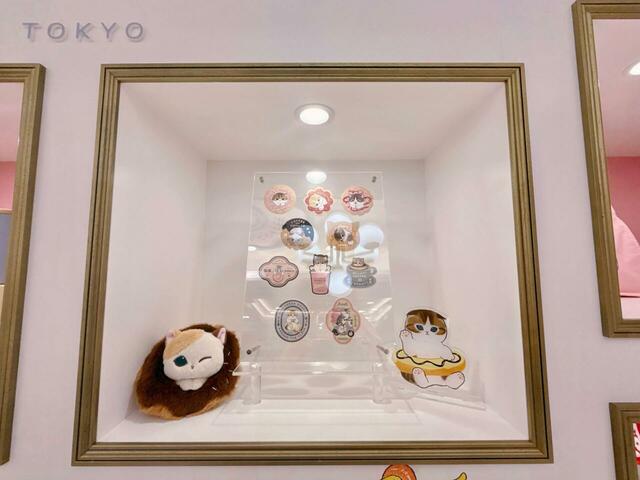 【mofusand TOKYO】ホワイトとゴールドが基調の棚は、とってもおしゃれで高級感たっぷり!