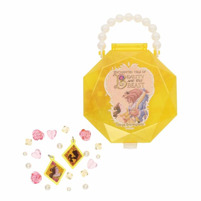 ビーズセット 1600円｜(ケース)縦約11.5×横約11.5×高さ約3.5cm、[セット内容[ケース:1個、透明トレイ:1枚、ビーズ:5種、チャーム:2個、ゴムヒモ:1本、安全パーツ:2セット]｜東京ディズニーリゾート・アプリ、ギャグファクトリー／ファイブ･アンド･ダイム