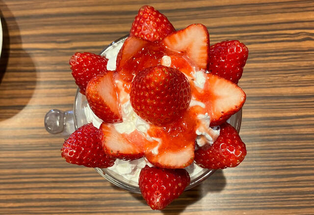 真上から見ると、完熟いちごの盛り付けが美しい。【びっくりドンキーのジョッキパフェ】