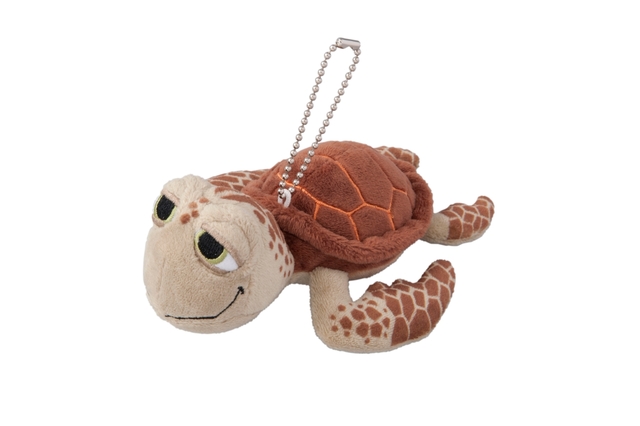 ぬいぐるみバッジ（クラッシュ） 1,200円｜高さ約6×幅約15×奥行き約11.5cm｜2017年4月24日（月）発売｜エンポーリオ｜東京ディズニーシー「ニモ&フレンズ・シーライダー」