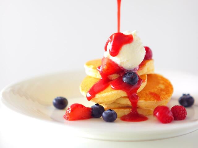 「ニューオータニ特製パンケーキ」<期間:2025年12月1日~16日/2026年1月5日~4月28日>【【予約受付中】ホテルニューオータニ大阪の「いちごのスイーツビュッフェ」が、“恋するいちご”をテーマにこの冬再登場します!】