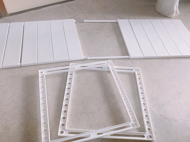 【ニトリ シンク下伸縮ラック】フレーム2つ、伸縮パイプ4つ、棚板12枚、プラスチック製のめねじ8個が付属しています