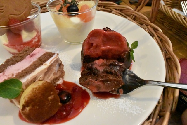 スプーンを入れるとチョコがトロ～リ♪